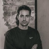 Na zdjęciu sylwetka trenera i fizjoterapeuty